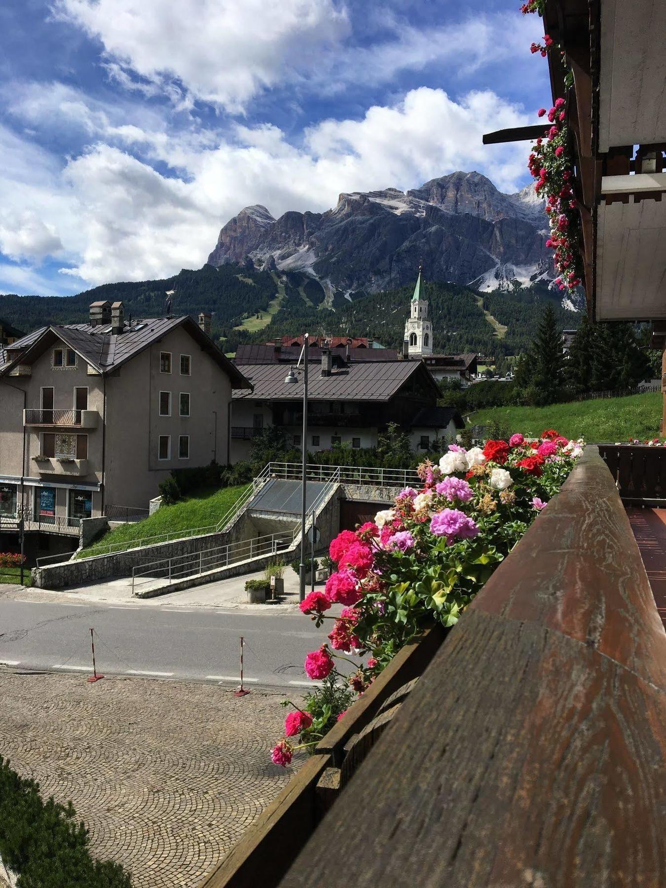Meuble Villa Neve Cortina dʼAmpezzo Exteriör bild